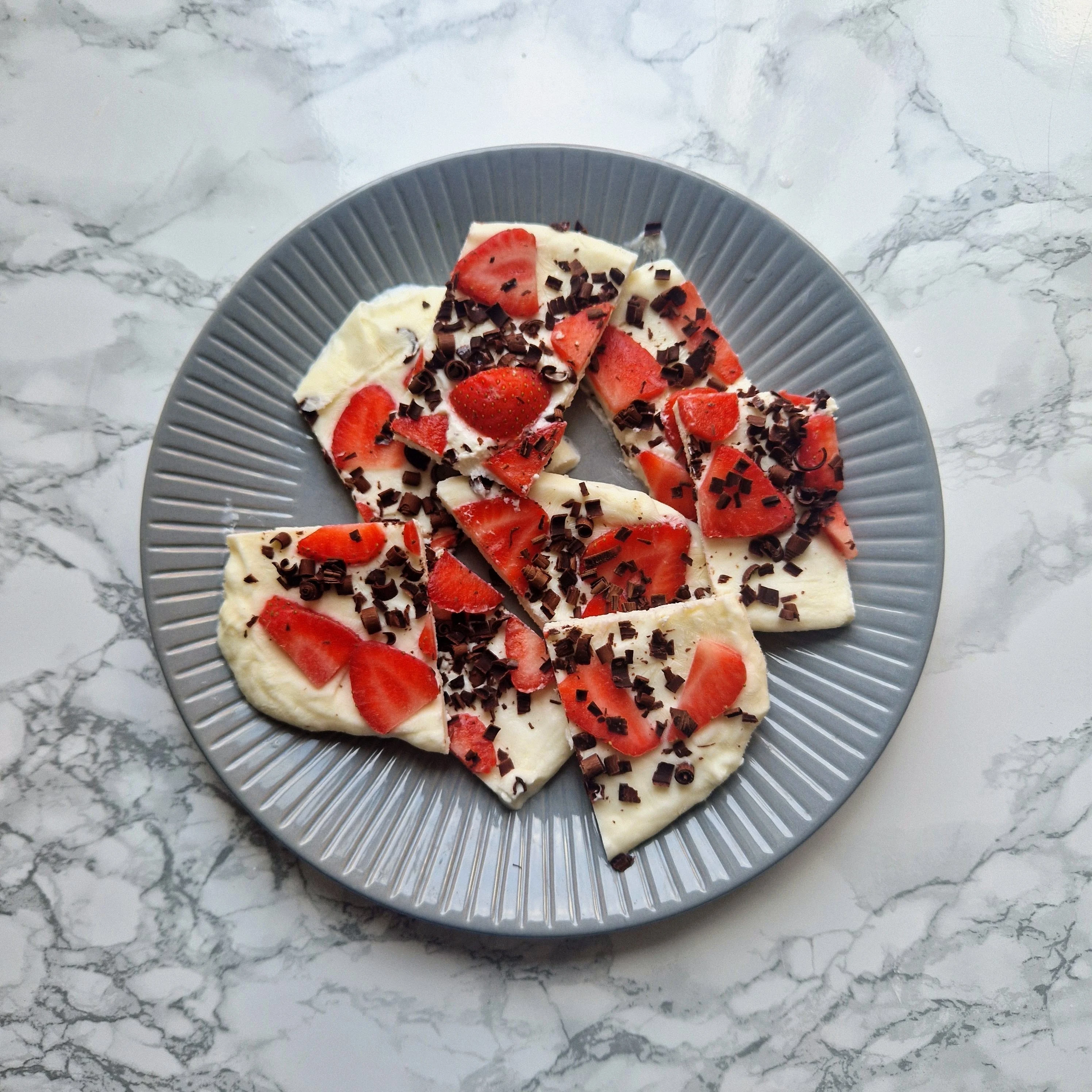 Frozen yoghurt berry bark